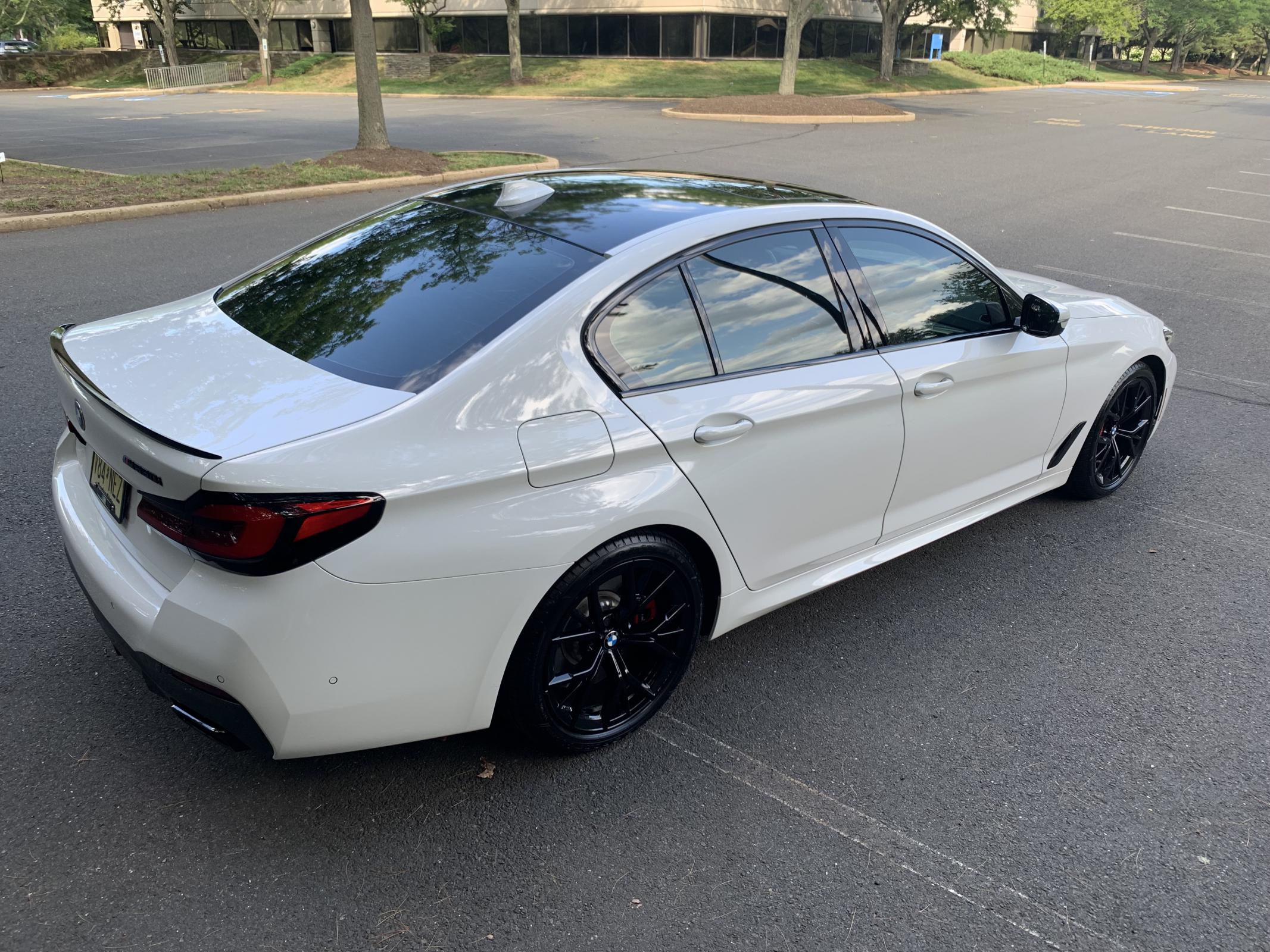 Gloss black roof wrap on alpine white BMW 5 Series Forum G30