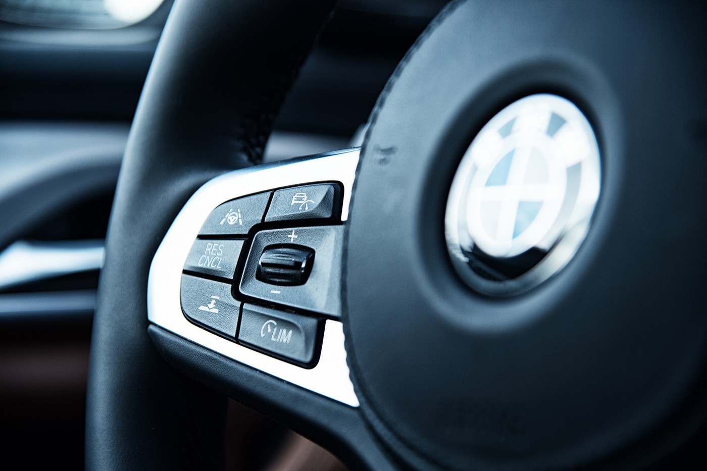 Name:  2017-BMW-530d-xDrive-steering-wheel-controls.jpg
Views: 1098
Size:  183.0 KB